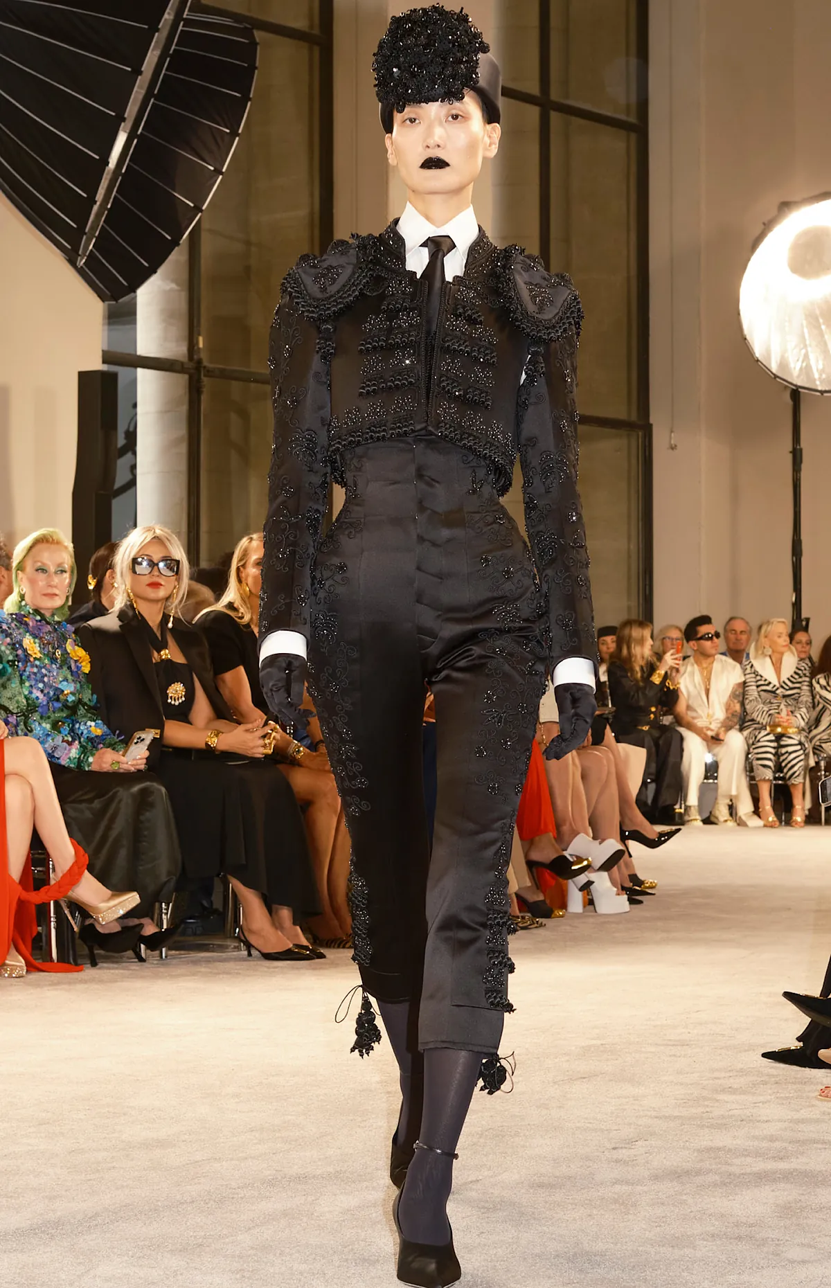 Por qué Schiaparelli ha reinventado (y reventado) las normas de la Alta Costura: un corazón que palpita y se carga como un iPhone y 3.744 horas de bordado a mano para un solo vestido