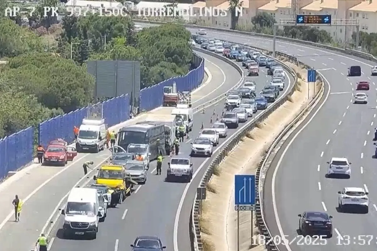 Al menos 12 heridos tras la colisión de un camión y un autobús en la AP-7 en Torremolinos
