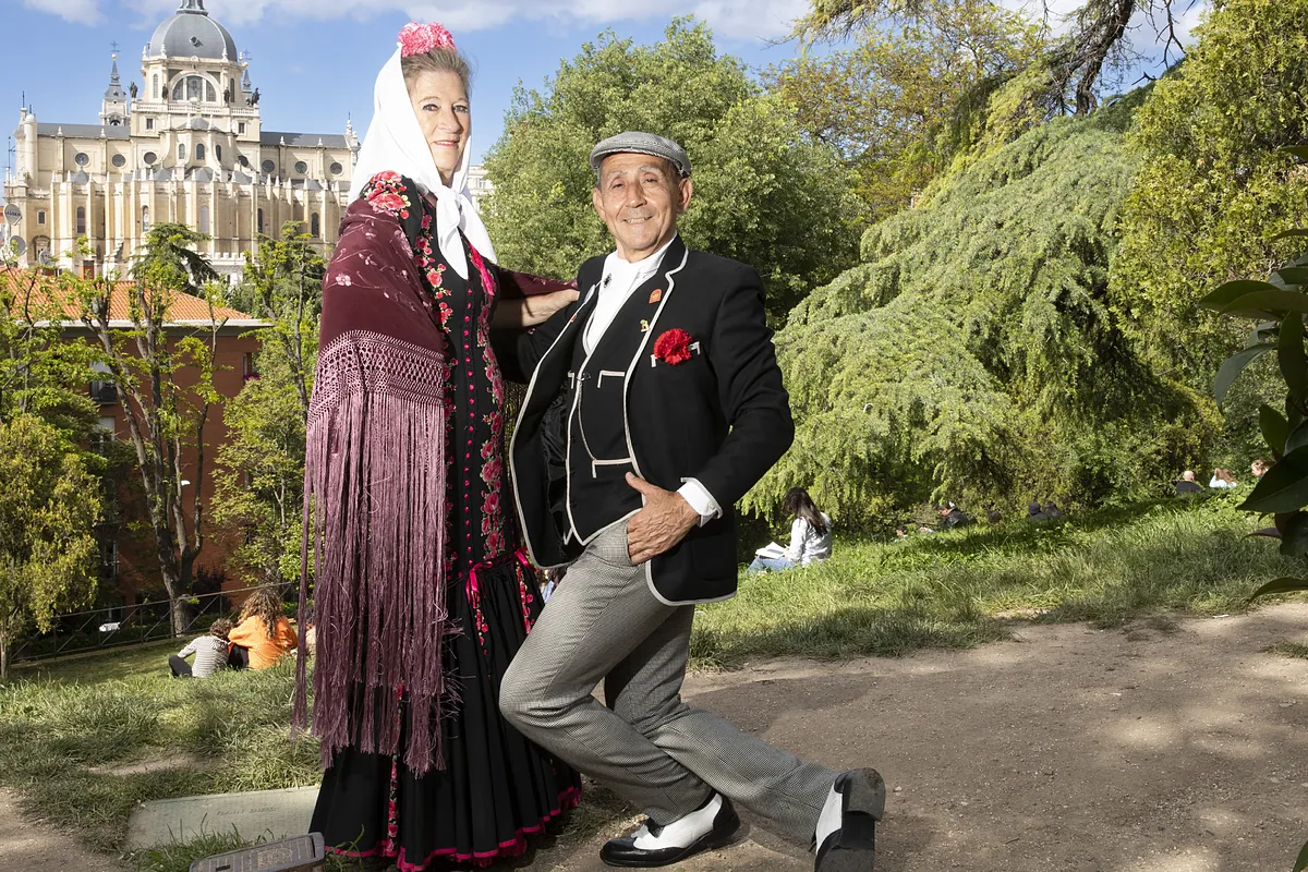 El boom del nuevo  chulapismo  madrileño en San Isidro: trajes modernizados, barquillos artesanos y el chotis relanzado por la boda de Almeida