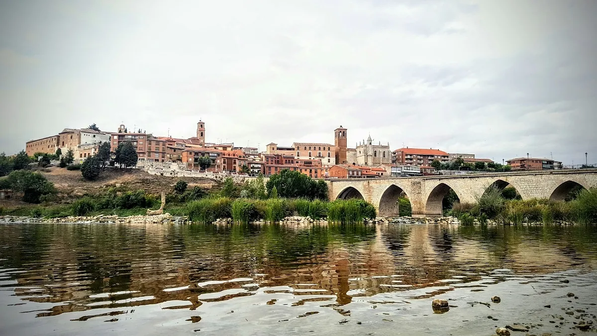 El pueblo donde España y Portugal se repartieron el mundo y fue la prisión de Juana la Loca: su impresionante monasterio mudéjar y el río Duero a sus pies
