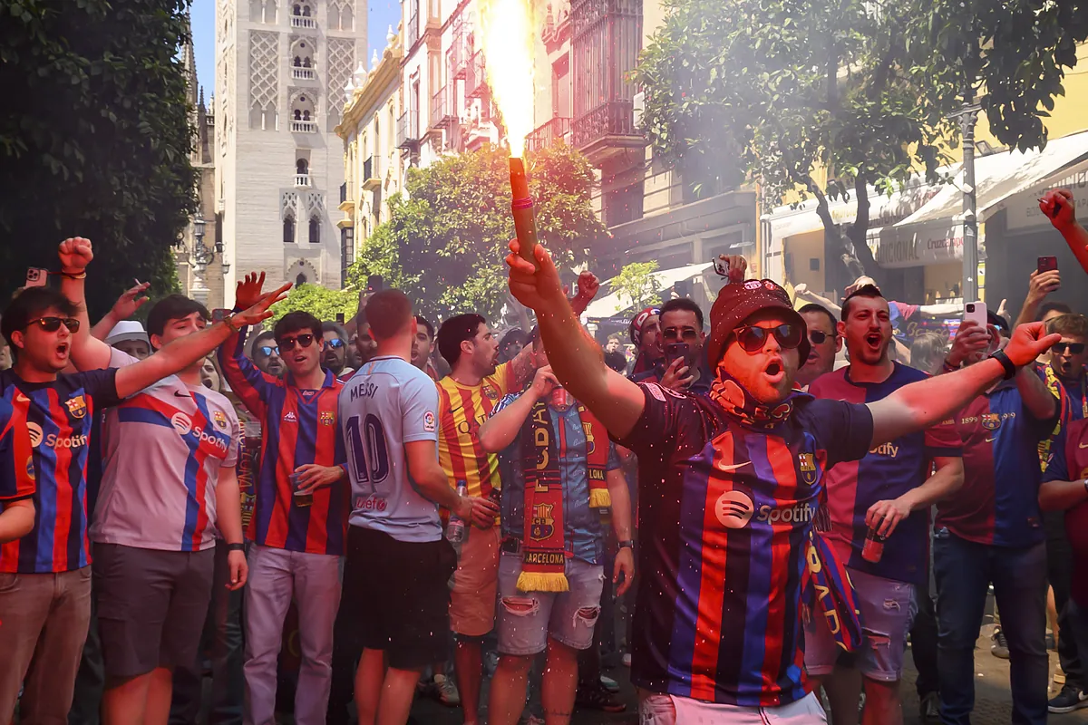 Radicales del Barça provocan incidentes en el centro de Sevilla con cinco detenidos