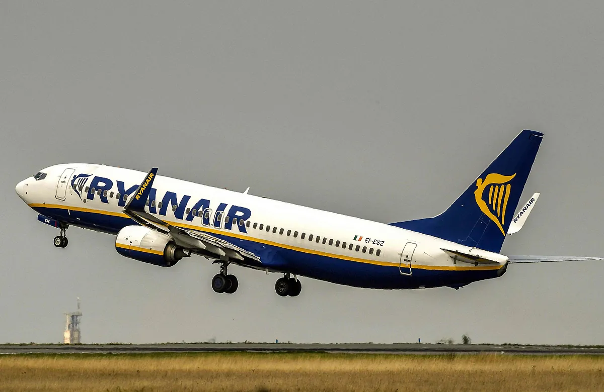 Is Ryanair going to charge a fine of 100 euros if you reach the boarding door less than forty minutes before closing?