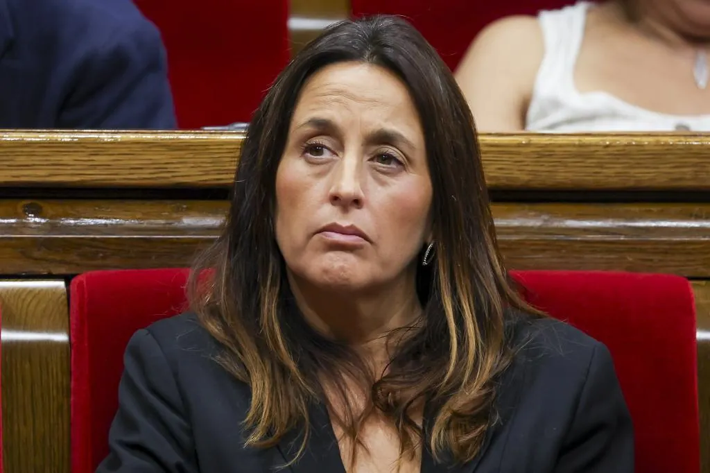 La consejera de Educación de la Generalitat planta por "asuntos inaplazables" a la UE, que la citó para exigirle más español