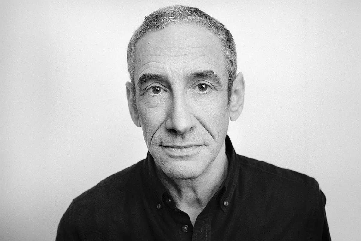 Douglas Rushkoff: "El duelo entre EEUU y China por la hegemonía mundial de la IA hará que la factura energética del ciudadano medio sea más cara"