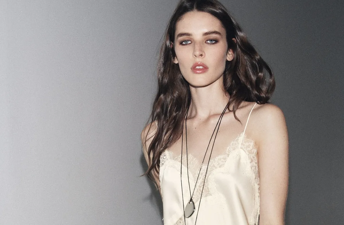 8 tops y vestidos XL de Zara: la tendencia romántica que arrasará en el street style este otoño