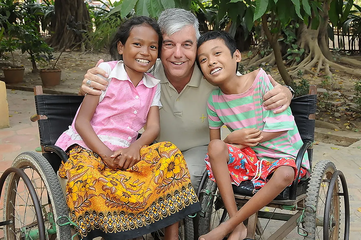 Los niños mutilados del padre Figaredo, el jesuita asturiano que fabrica 40.000 'sillas Mekong' de madera en la Camboya de las minas que todavía explotan