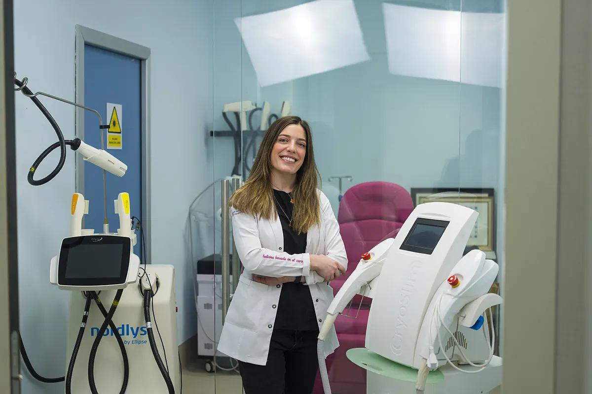 La cirujana maxilofacial que promueve la  medicina estética silenciosa :  Se ha banalizado con las redes sociales, el exceso viraliza, pero también cambia vidas 