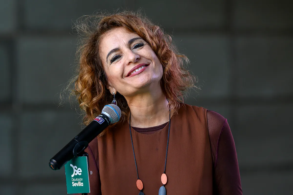 Montero ofrece a las CCAA la misma senda de déficit que ya rechazó el Congreso