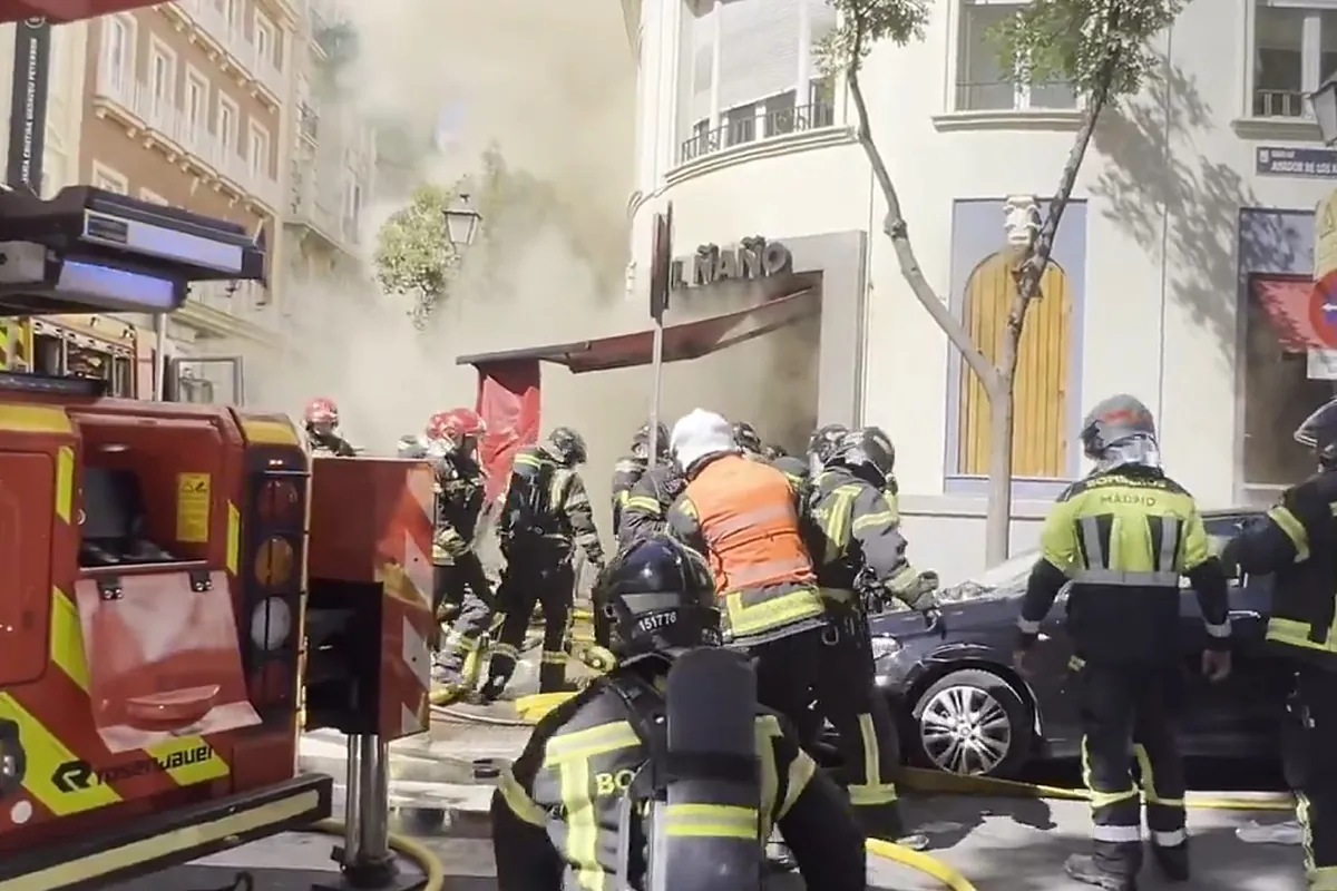 Dos bomberos heridos graves durante la extinción de un incendio en la cocina de un restaurante ecuatoriano en Chamberí