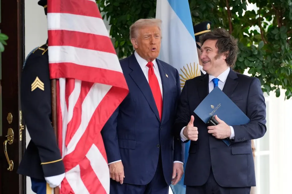 Trump condiciona al triunfo de Milei en las elecciones el rescate a Argentina : "No vamos a perder nuestro tiempo"