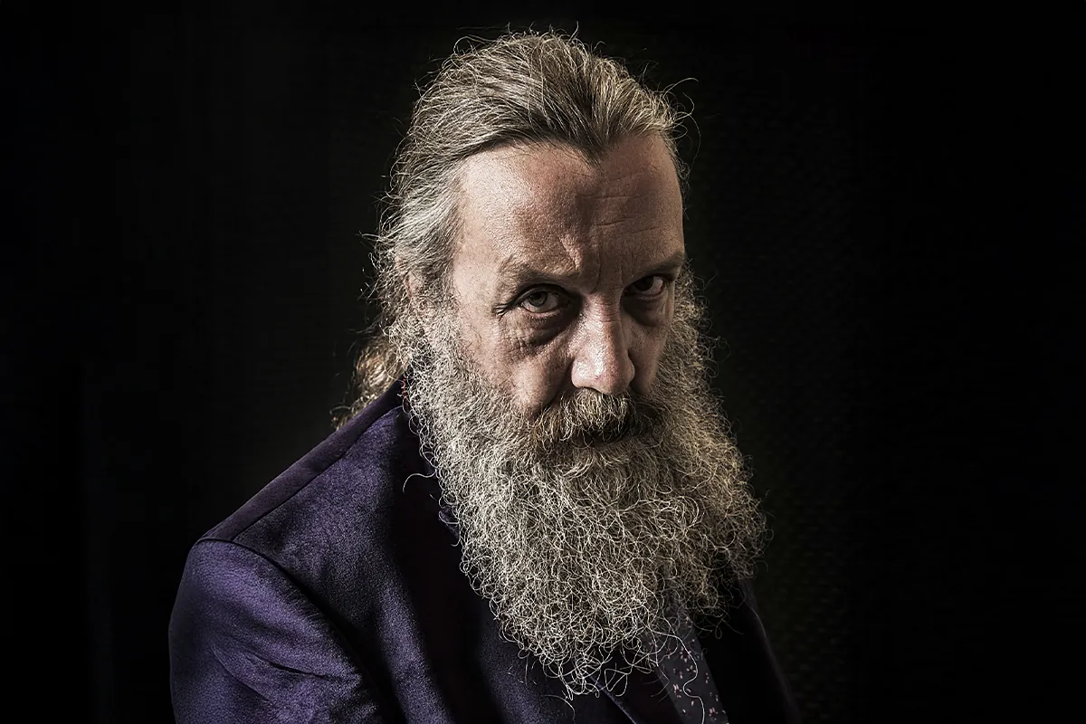 La vendetta de Alan Moore: "Millones de adultos haciendo cola para ver 'Batman' es un signo de infantilización masiva y precursora del fascismo"