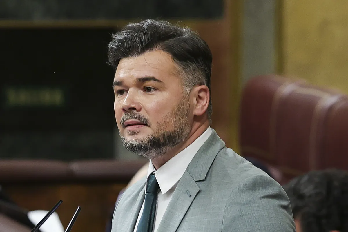 Los detalles del vídeo de Gabriel Rufián y Ester Expósito bailando juntos: se conocieron esa noche en una discoteca y se fueron de after
