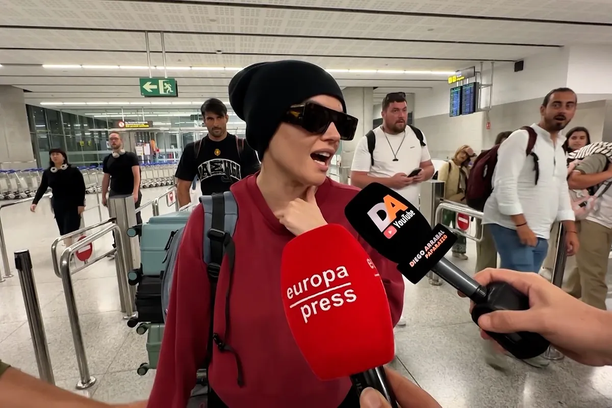 Melody regresa a España tras Eurovisión, niega "haber huido" y promete que hablará