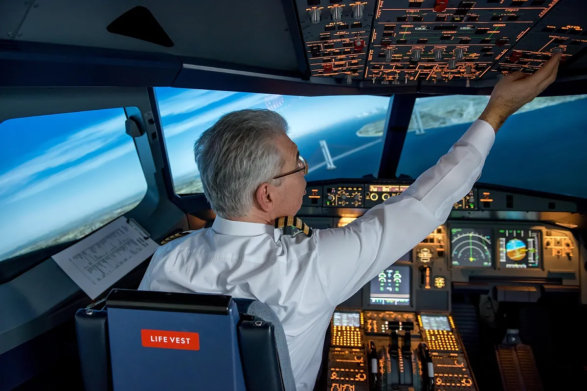 ¿Duermen los pilotos de avión durante el vuelo? Los sindicatos alertan de que las siestas en cabina son habituales