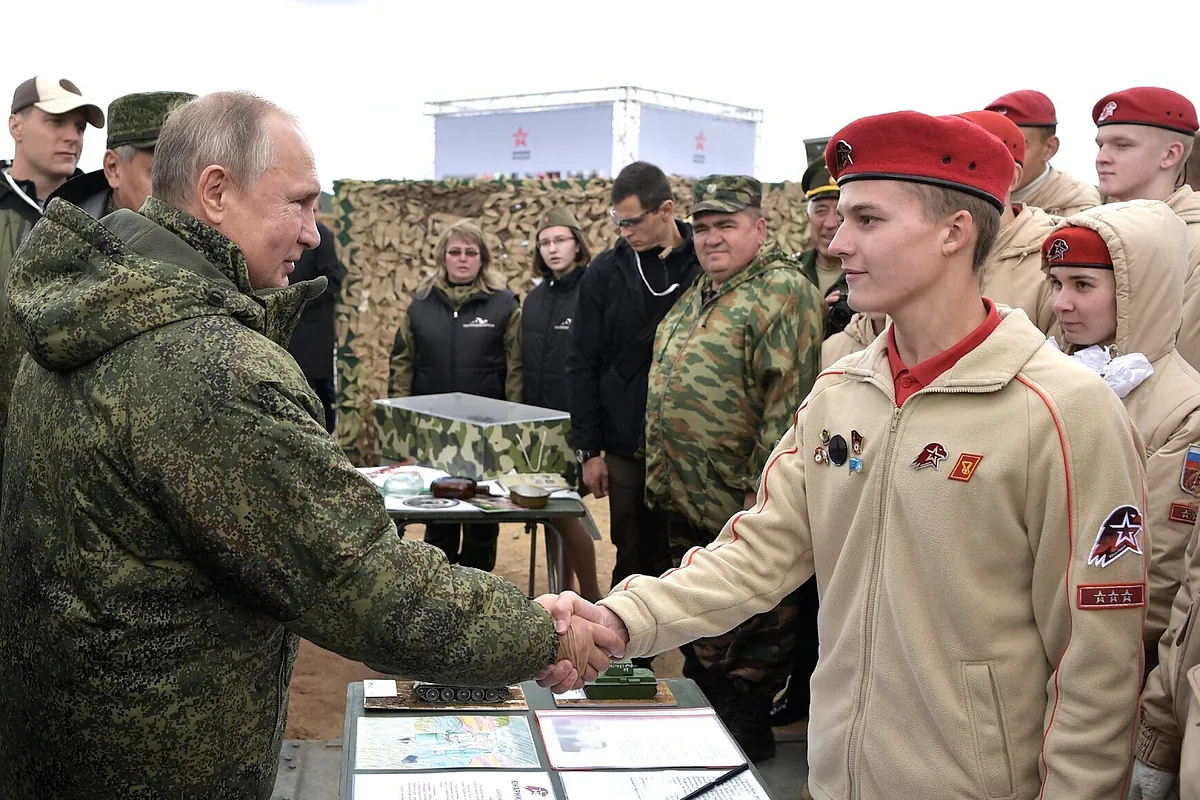 Rusia adoctrina a niños ucranianos para luchar contra sus compatriotas: "Nos llevaban a un polígono y nos hacían reptar con AK-47 de madera"