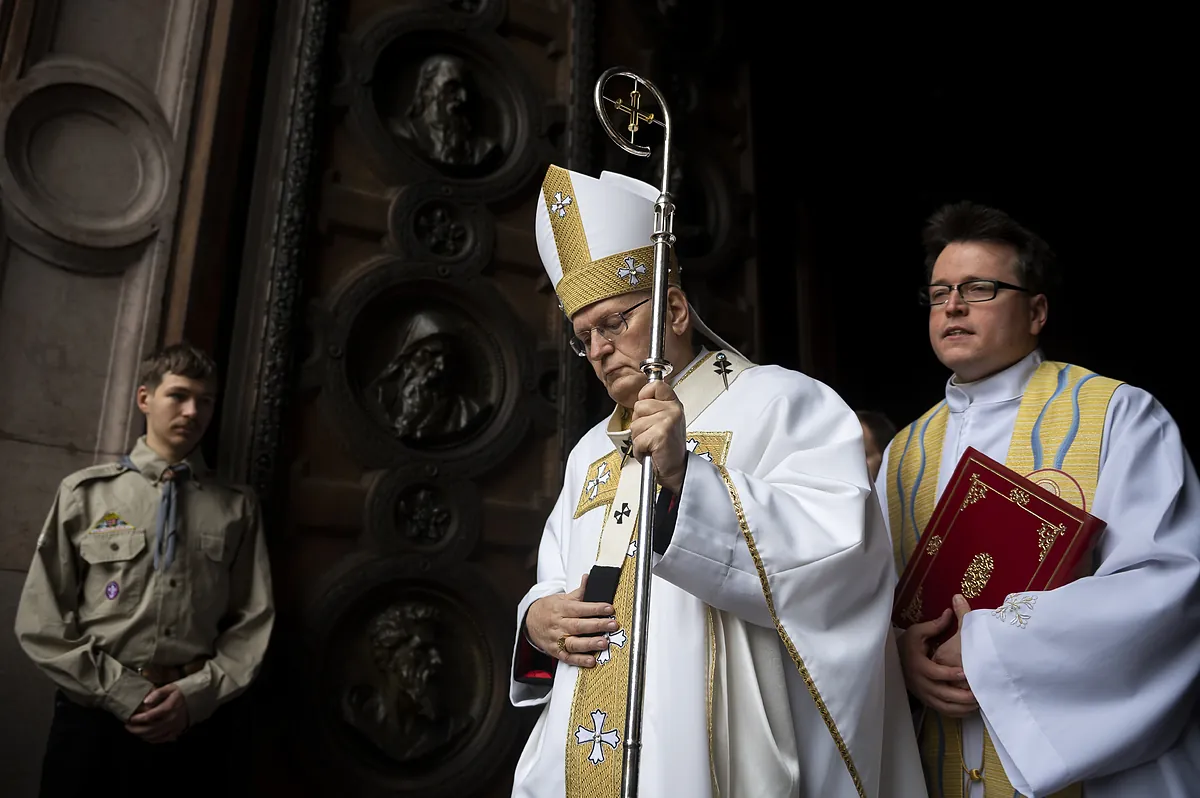 El primado de Hungría, un papable erudito y moderado para revertir el legado de Francisco