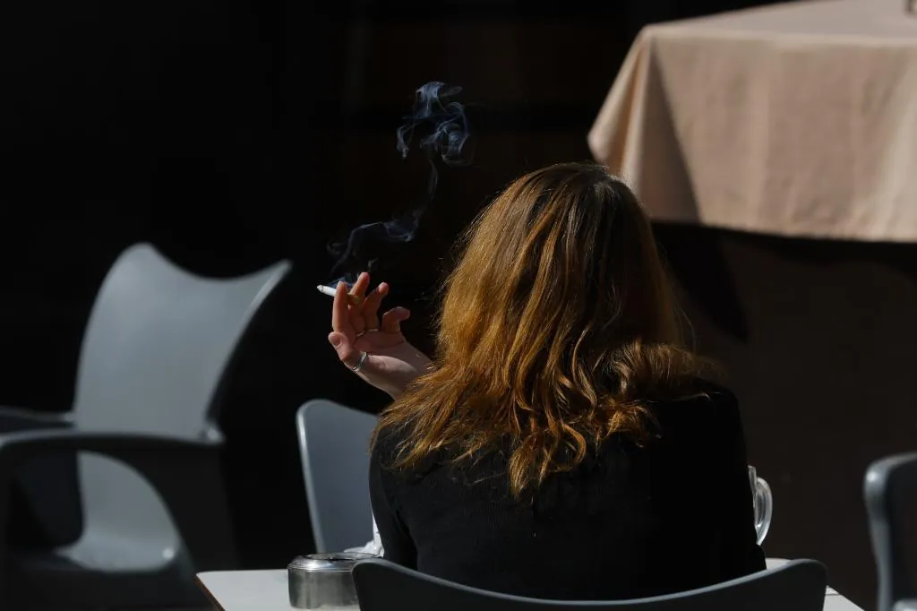 Del veto generacional o en exteriores al  vapeo  como alternativa: así avanza el coto mundial al consumo de tabaco