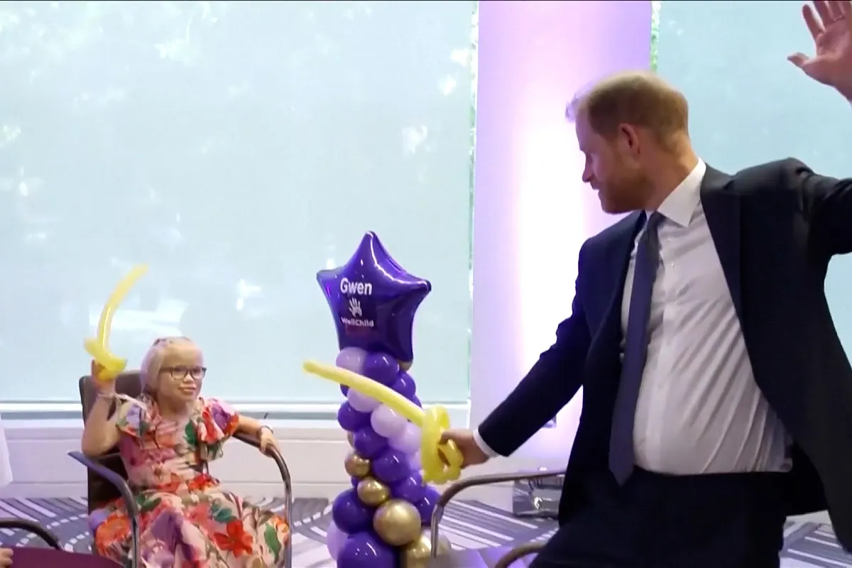 El príncipe Harry 'pelea' con una niña de 9 años usando espadas de globos