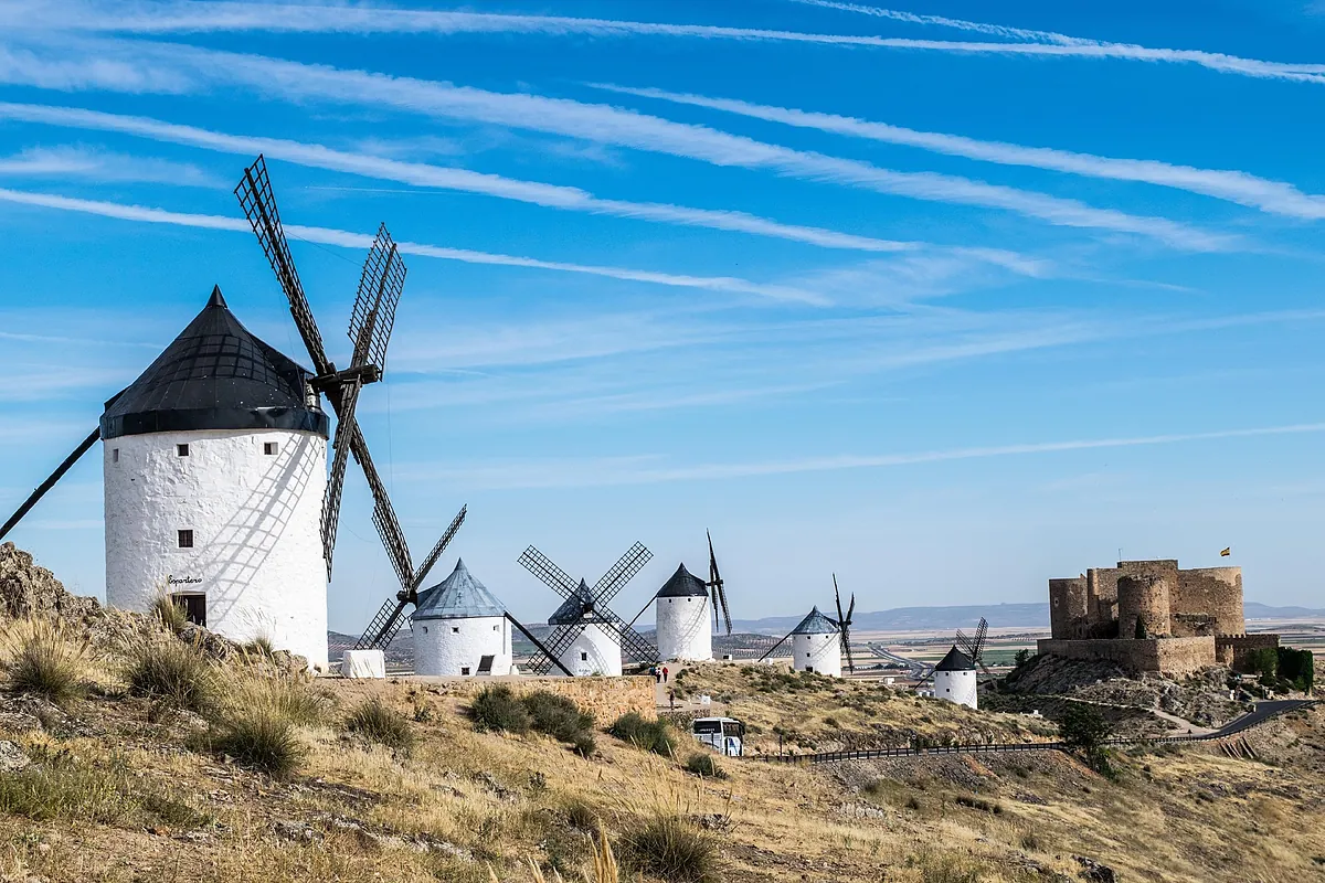 El pueblo de Castilla-La Mancha ideal para una escapada: molinos de viento, un castillo en lo alto y la magia de El Quijote
