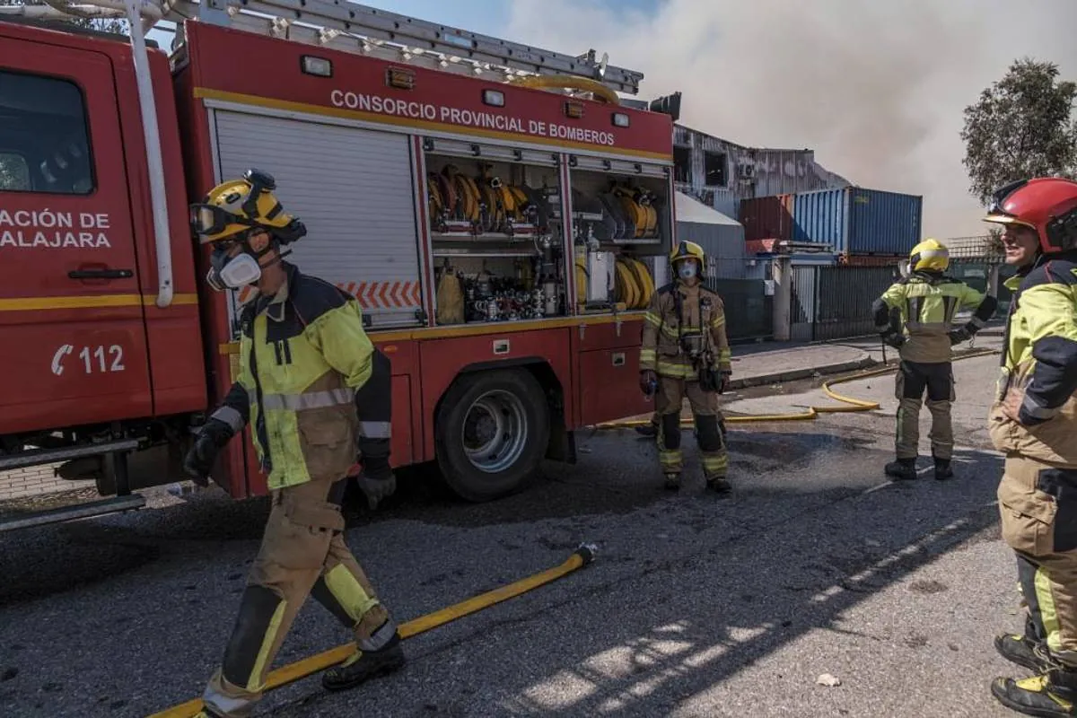 Continúan los trabajos de extinción del incendio en Azuqueca de Henares y se mantienen las medidas de confinamiento