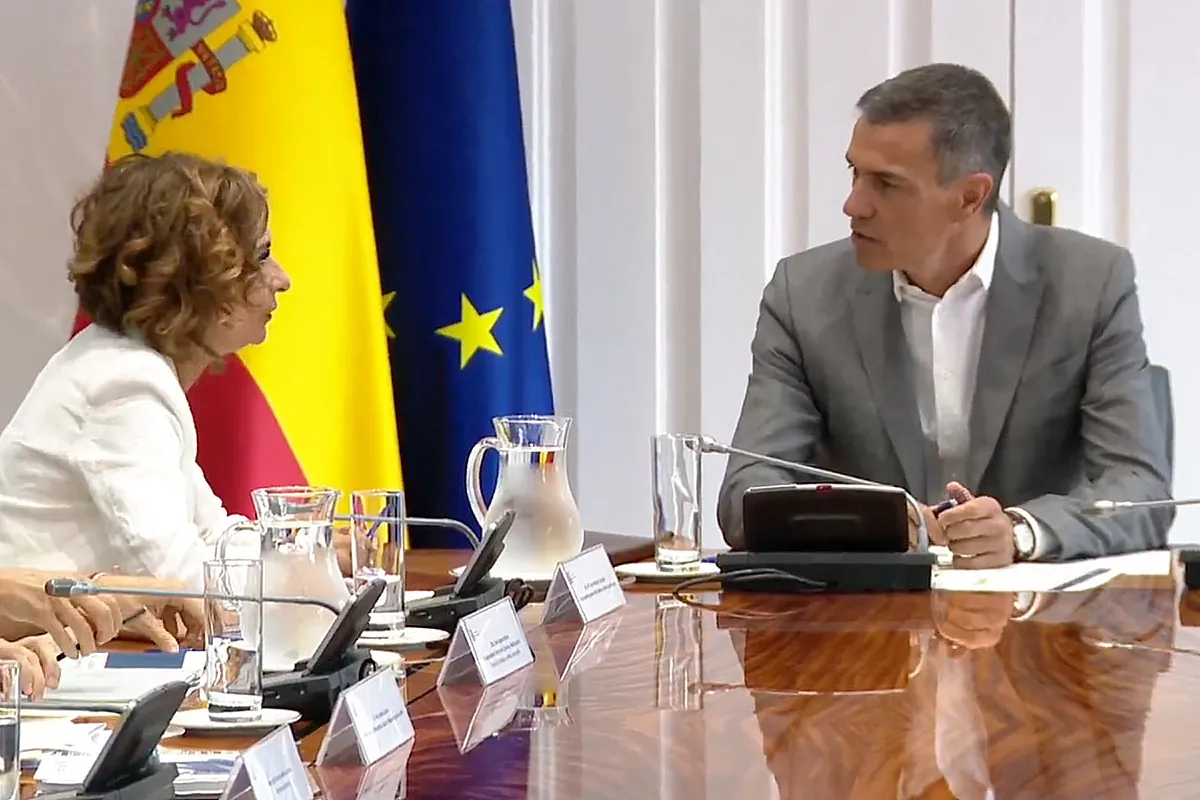 Montero lanza la quita de deuda sin consultar a la Autoridad Fiscal y con tres agencias de  rating  advirtiendo de  riesgo moral 