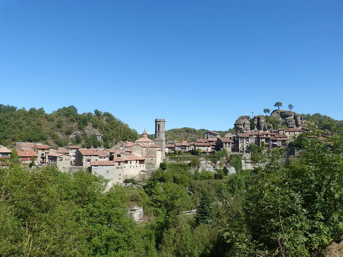 Así es la joya rural a menos de 100 km de Barcelona, perfecta para una escapada en septiembre: caseríos de piedra, puente colgante y silencio