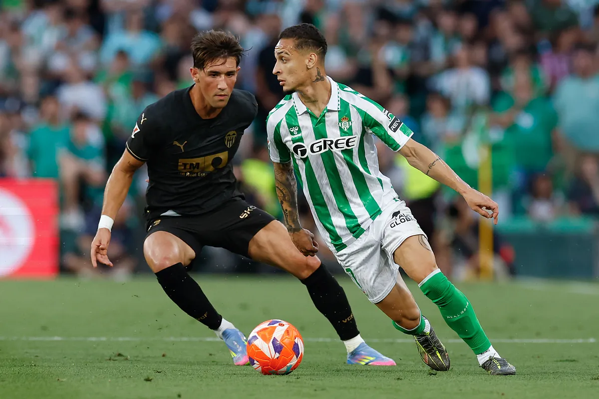 El Valencia araña un empate al Betis que Antony afila para la final de la Conference en Polonia