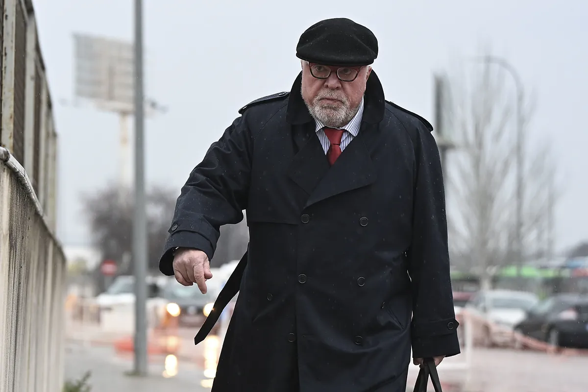 La Audiencia Nacional condena a ocho años a Villarejo por los encargos de Repsol y CaixaBank pero absuelve a los jefes de Seguridad de las compañías