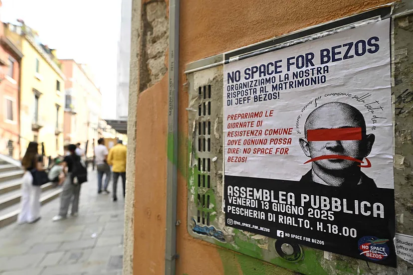 El cartel contra Bezos en Venecia.