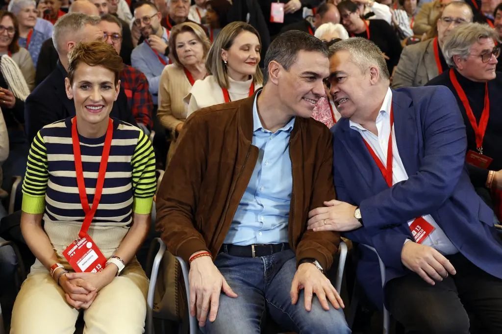 Federaciones del PSOE pasan de la  estupefacción  al  cabreo  por el  caso Cerdán  y exigen mayor  transparencia :  El incendio no está perimetrado 