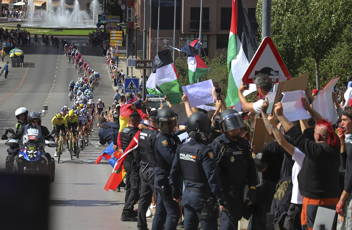 Las dos caras del plan para salvar la Vuelta en Madrid: el Ayuntamiento moviliza más antidisturbios y el Gobierno pide garantizar "el derecho de los manifestantes"