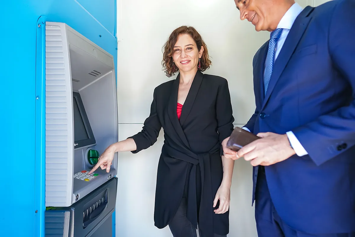 'Operación cajero' de Ayuso contra el edadismo: convertirá a Madrid en la primera región con una oficina bancaria en cada municipio