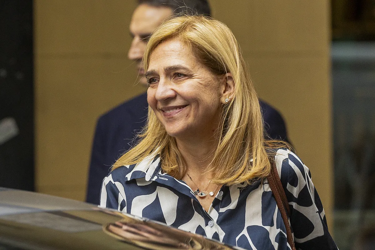 El detective de LOC: el desconocido hombre con el que la Infanta Cristina cogió un avión hacia Madrid
