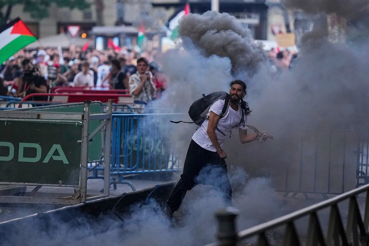 Dos detenidos y 22 policías heridos en la protesta contra Israel en la Vuelta de España