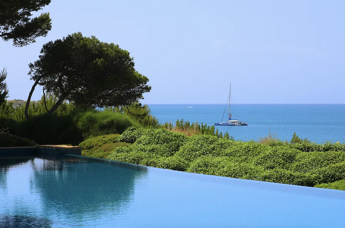 El mejor 'beach club' de Europa está en Cataluña: Piscinas infinitas, gastronomía mediterránea y ambiente exclusivo en una conocidísima playa