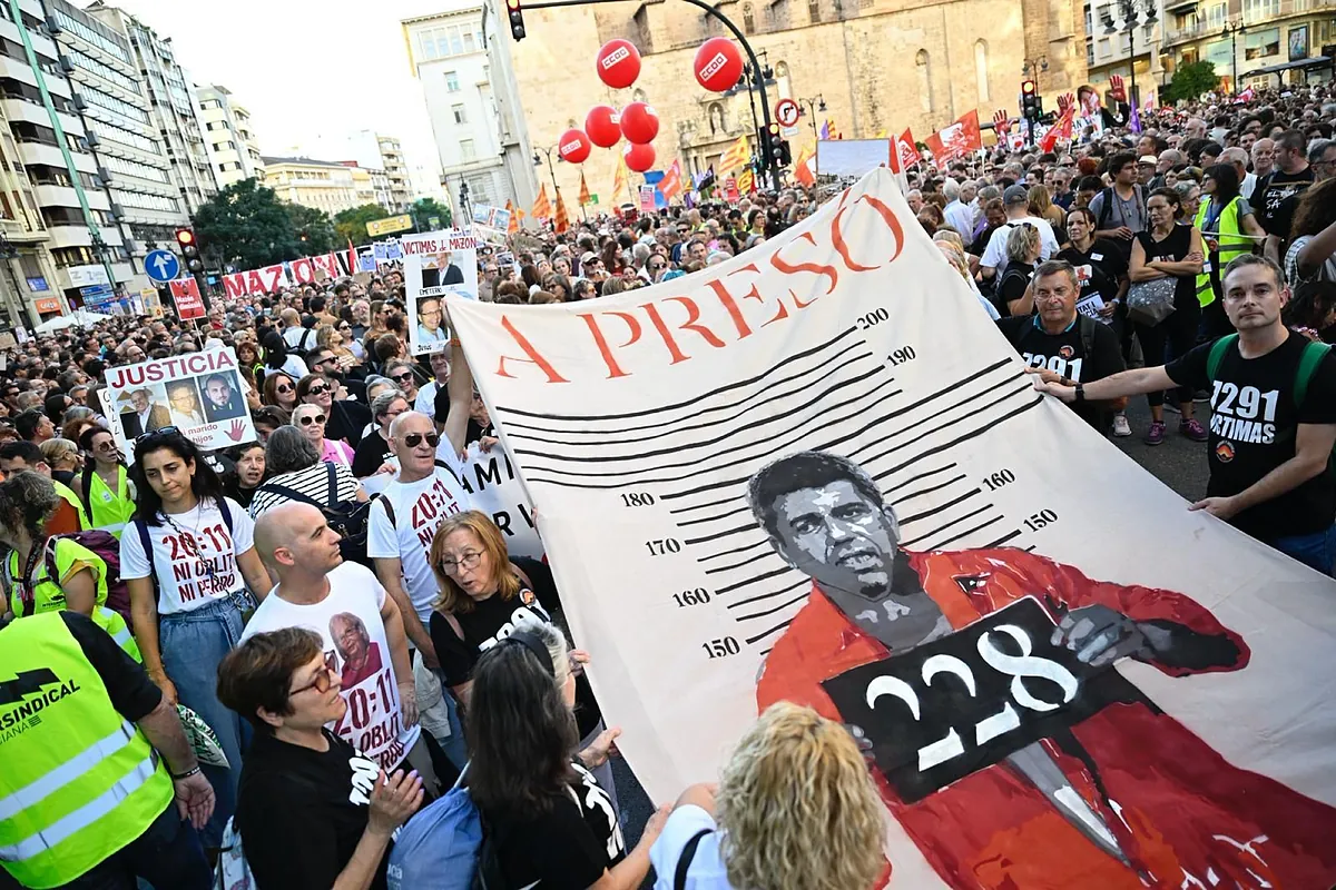 La presión social por la dana se mantiene contra Mazón: miles de personas vuelven a pedir su dimisión tras un año de protestas