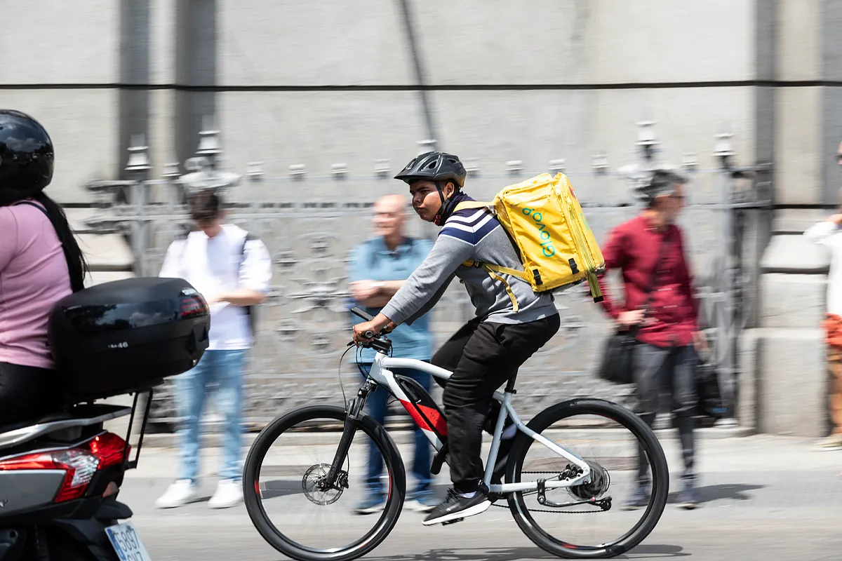 Menos españoles trabajando: El empleo en cinco comunidades ya solo crece gracias a extranjeros o con doble nacionalidad