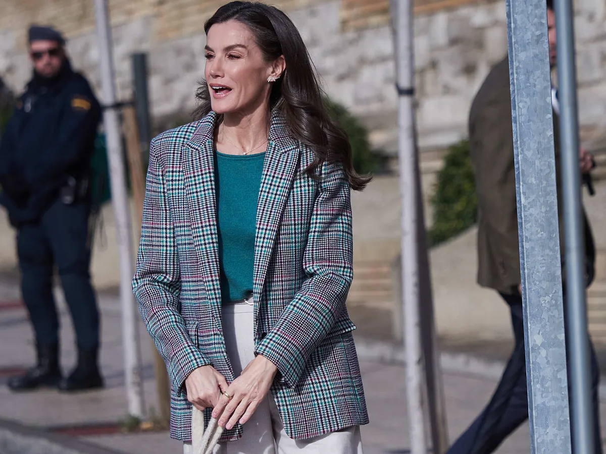 La Reina Letizia vuelve a dar la campanada en Tudela, esta vez con un bolso de lana
