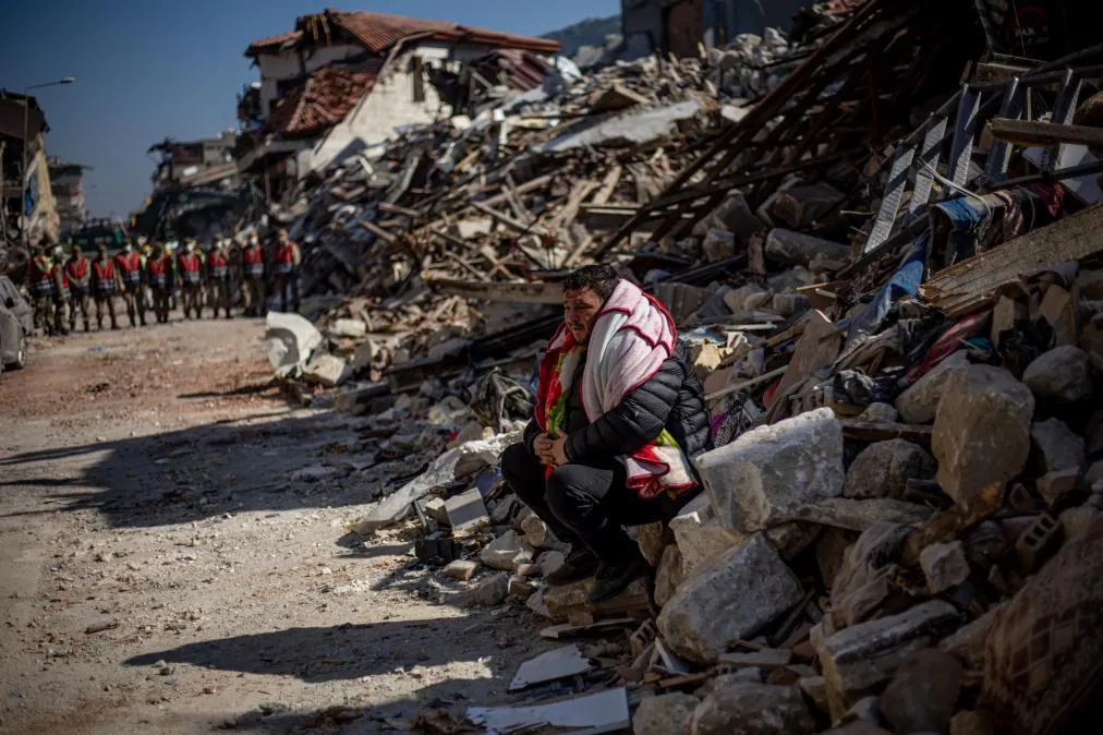 Turqua'nın batı kıyısında 6.2 büyüklüğünde bir depremden sonra ölü ve düzinelerce yaralandı
