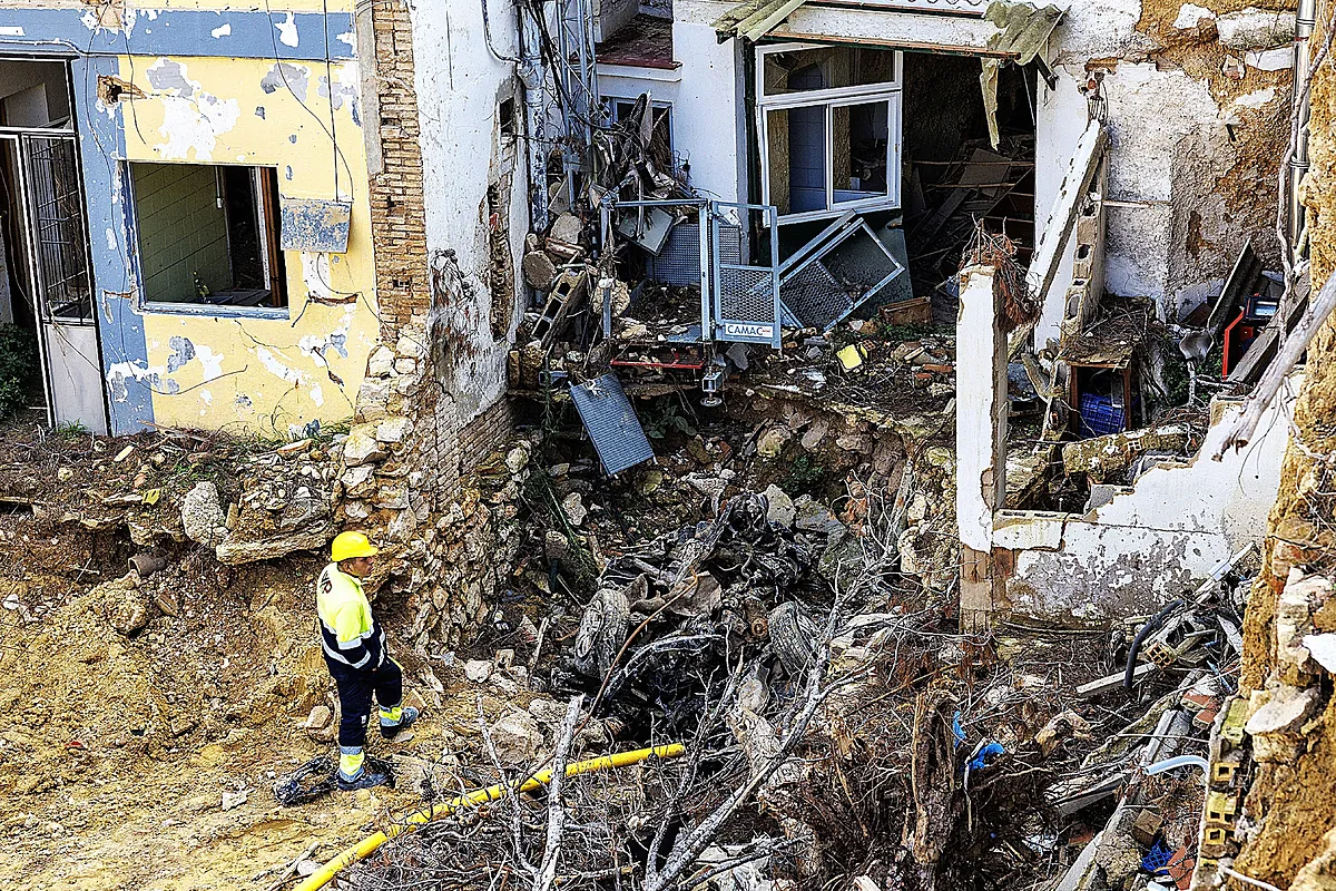 "Lentísima" vuelta a la vida tras la dana: 8 colegios en barracones, 780 ascensores sin reparar, bloqueo político... y la herida abierta de las víctimas