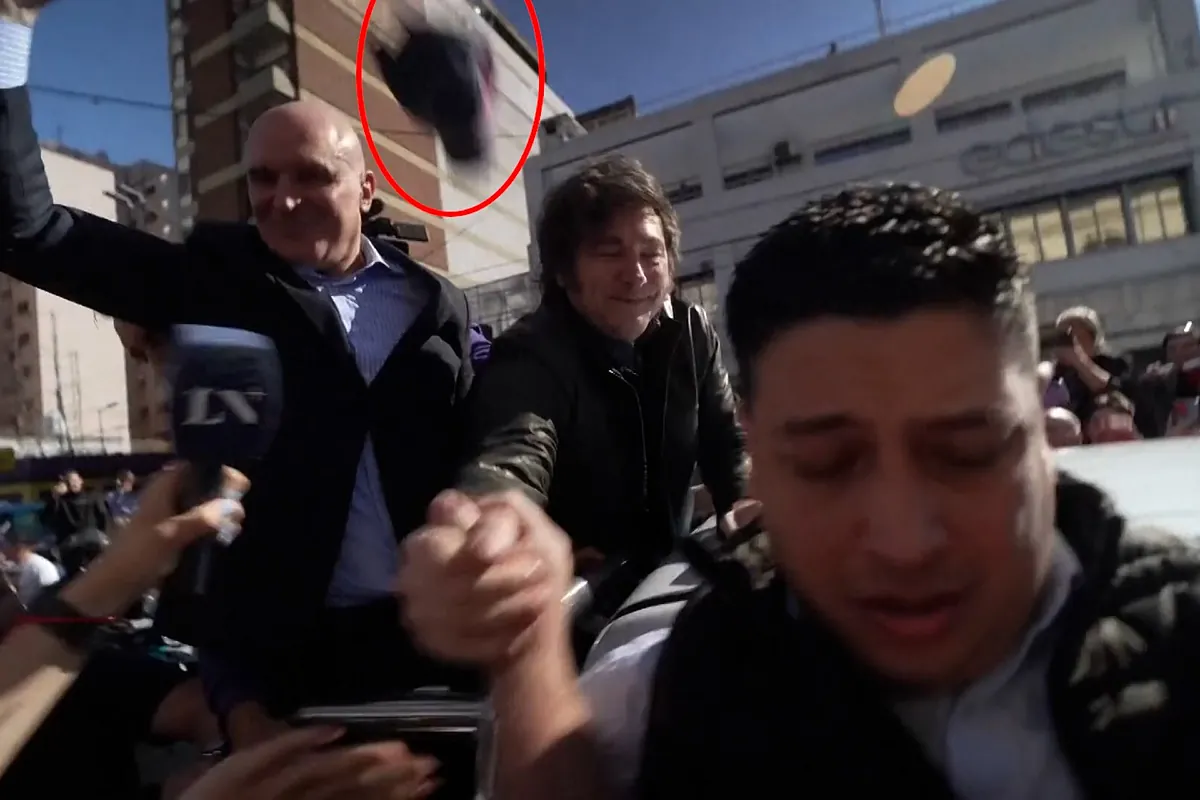 Milei es atacado a pedradas durante un acto de campaña