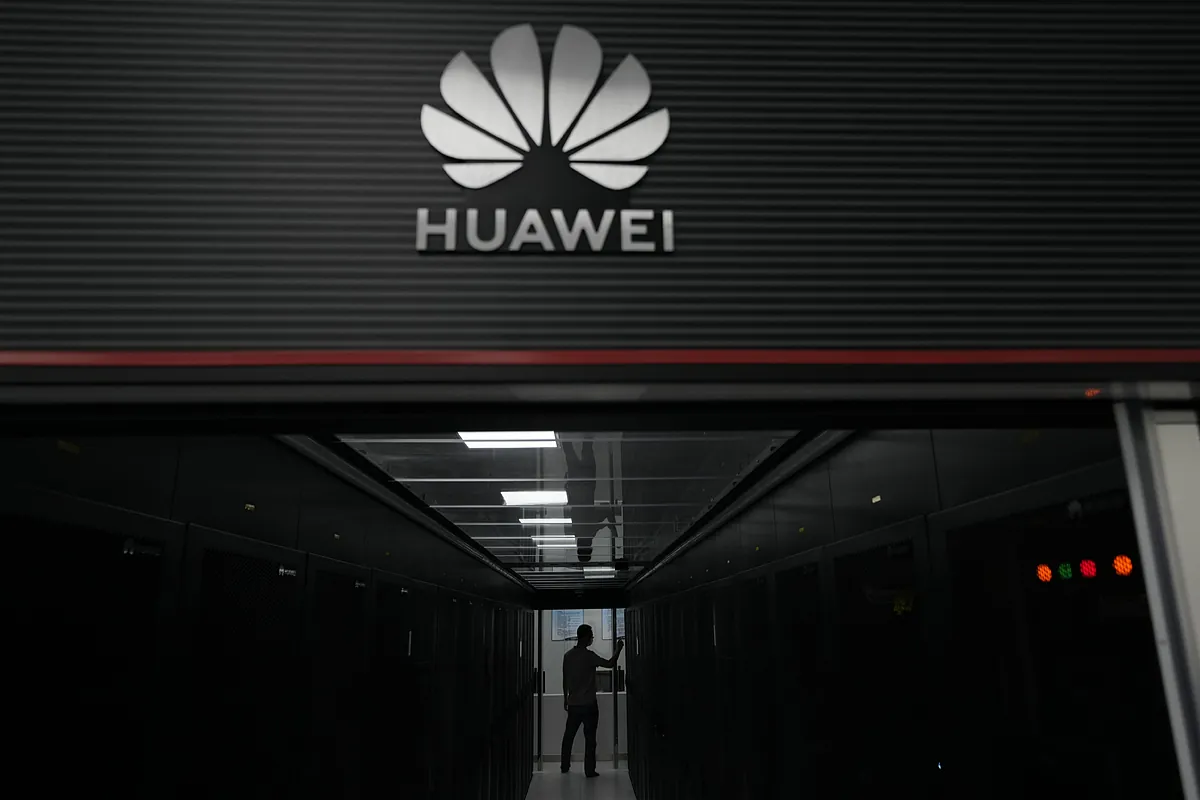 La Comisión Europea advierte a España de que el contrato de Huawei con la UCO "aumenta el riesgo de injerencia extranjera"