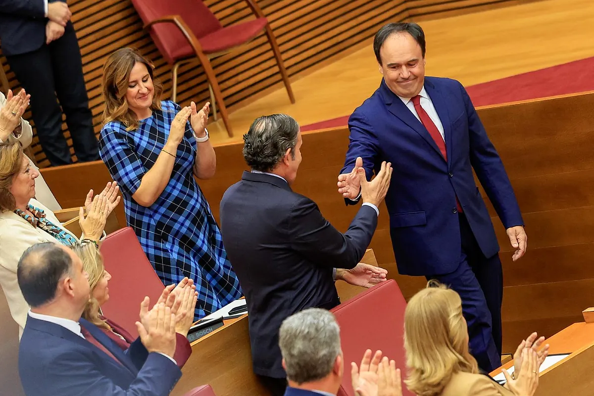 Llorca toma posesión como presidente de la Generalitat pidiendo perdón por la dana:  Las administraciones no estuvieron a la altura 