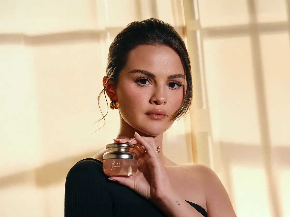 Estos son los 11 perfumes de mujer que conquistan el otoño, de la actualización del aroma prohibido de Audrey Hepburn a la nueva fragancia de Selena Gomez