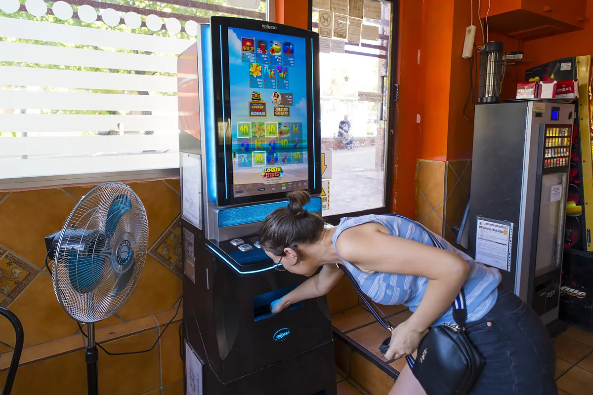 101.299 bares aún tienen tragaperras: 1,2 millones de jugadores, 11,2 euros de media por partida y el domingo el día con menos clientes