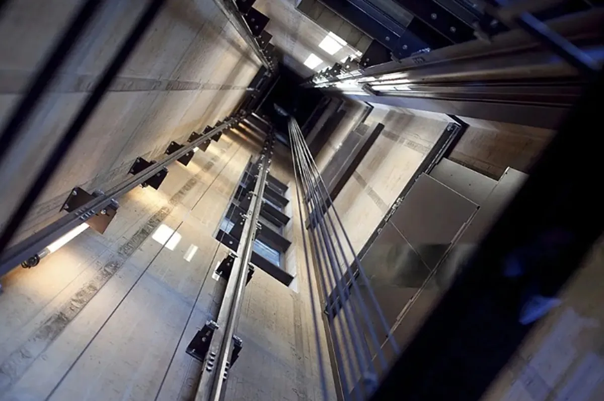 Si se va la luz en el edificio, ¿pueden fallar los frenos del ascensor?