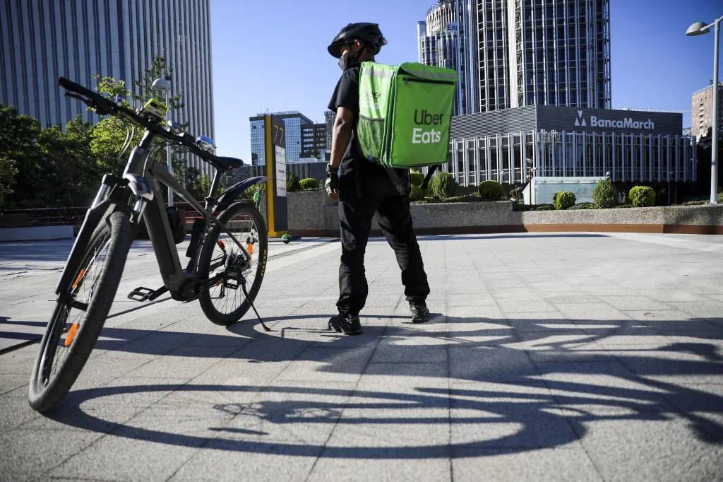 Díaz se lanza a por Uber Eats por los falsos autónomos en un sector en el que la digestión de la Ley Rider ya afecta a los restaurantes: "Es la tormenta perfecta"