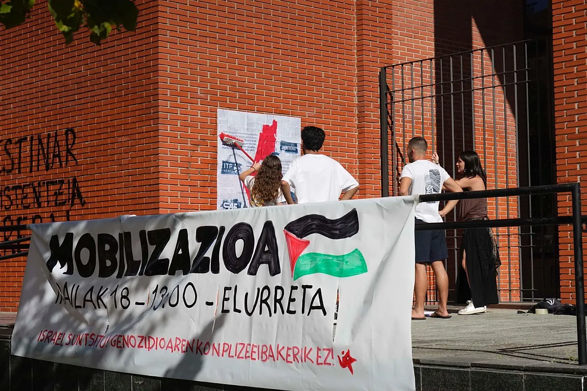 Cuelgan muñecos con 'sangre' junto a banderas palestinas en la Universidad vasca mientras el rector rompe la relación con Israel