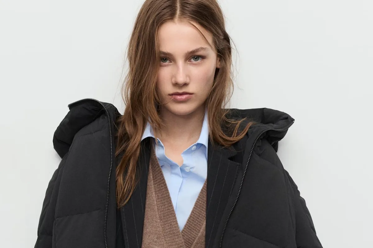 Hemos encontrado en las novedades de Mango el anorak acolchado que querrás para los días de lluvia y no querrás quitarte este invierno