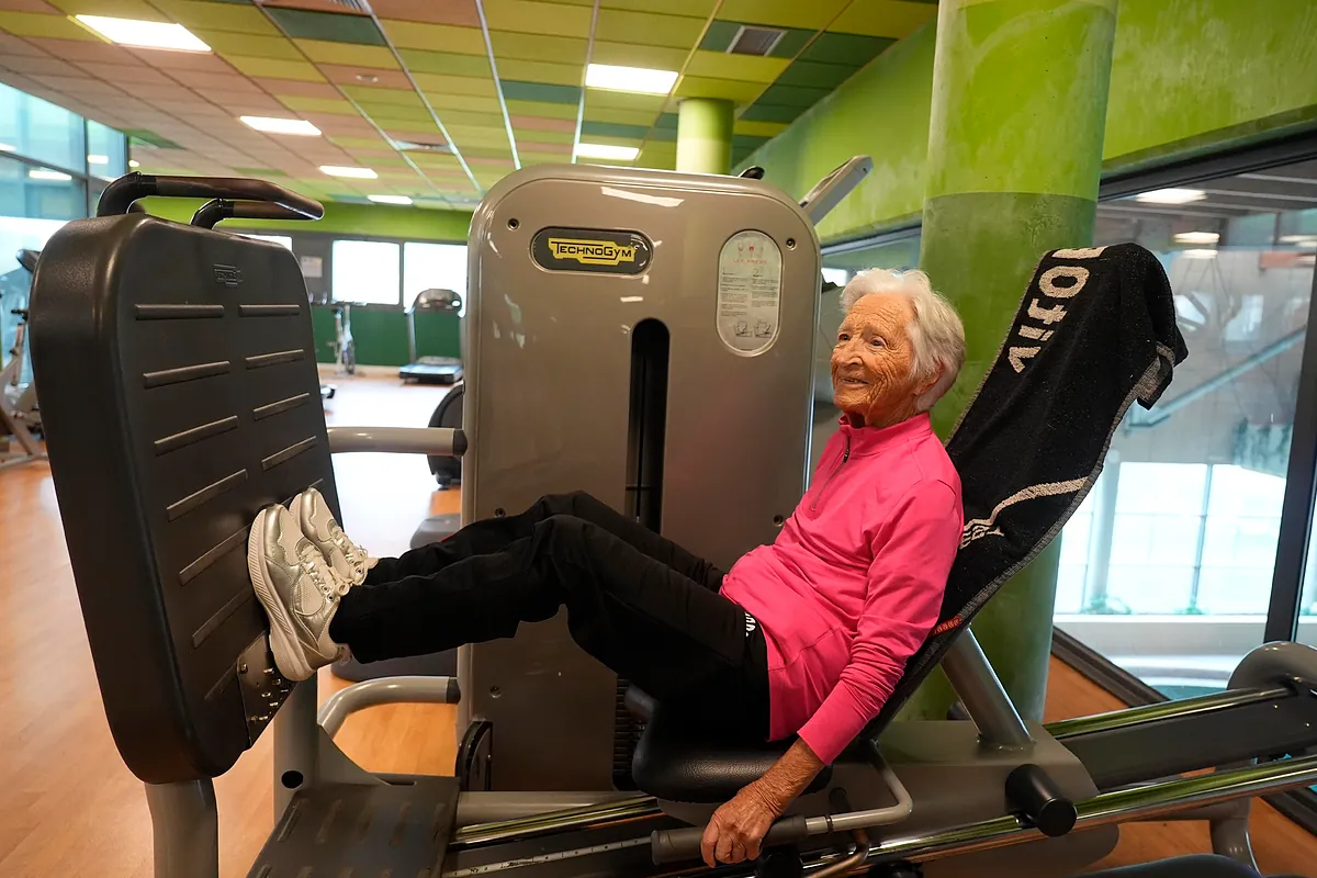 Iñaxi Lasa, la vasca de 101 años que entrena dos horas de fuerza a diario: "En mi época, cuidarse consistía en poder comer todos los días e intentar no coger una enfermedad infecciosa"